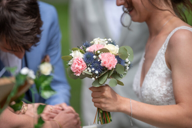 La mariée et le marié pendant la cérémonie laïque de leur mariage en été en France